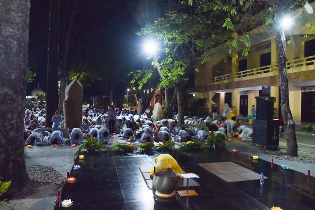 Prostrating the names Bodhisattva Avalokitesvara