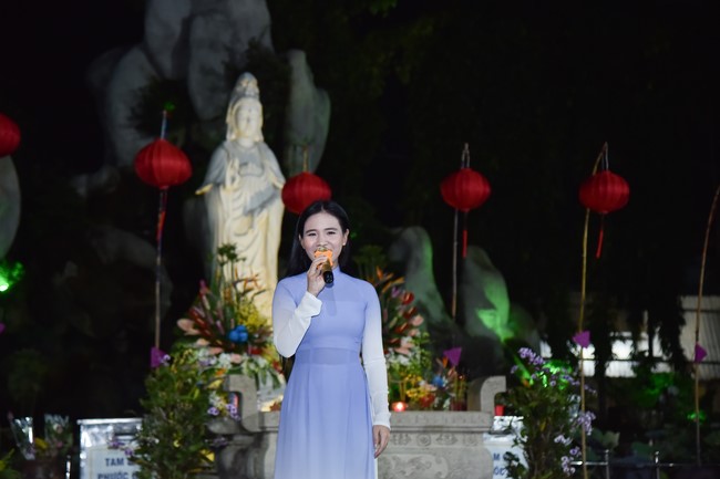 Prostrating the names Bodhisattva Avalokitesvara