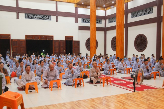 Repentance ceremony at Giai Lam Pagoda