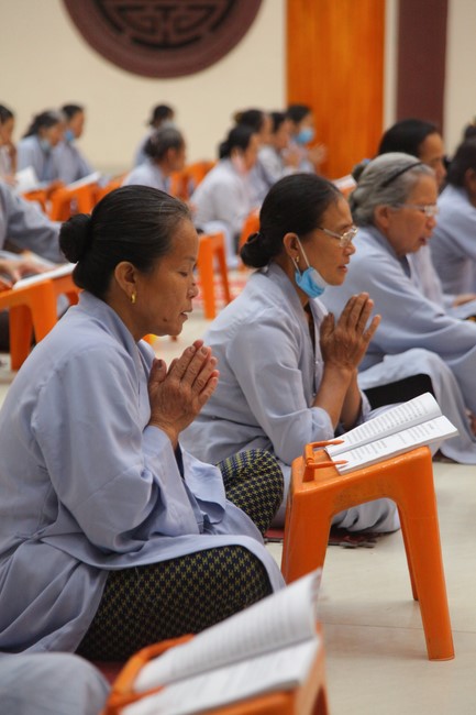 Repentance ceremony at Giai Lam Pagoda