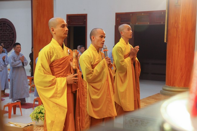 Repentance ceremony at Giai Lam Pagoda