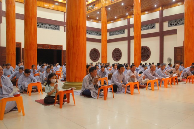 Repentance ceremony at Giai Lam Pagoda
