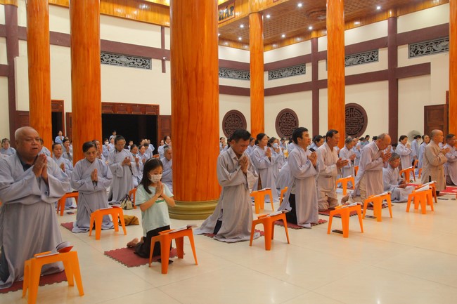 Repentance ceremony at Giai Lam Pagoda