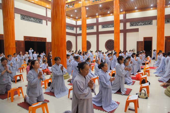 Repentance ceremony at Giai Lam Pagoda