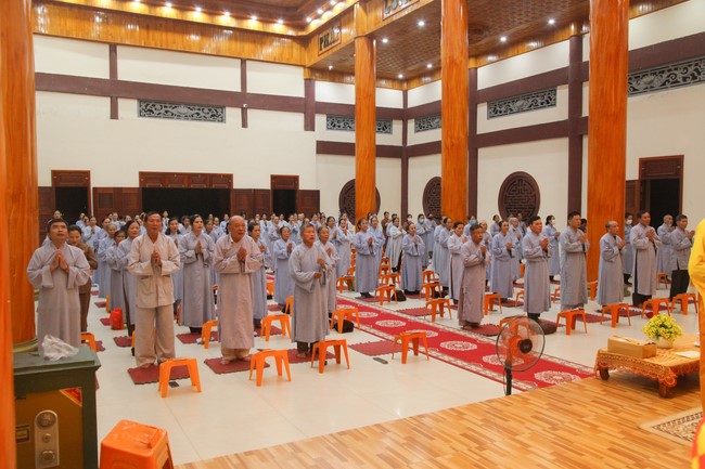 Repentance ceremony at Giai Lam Pagoda