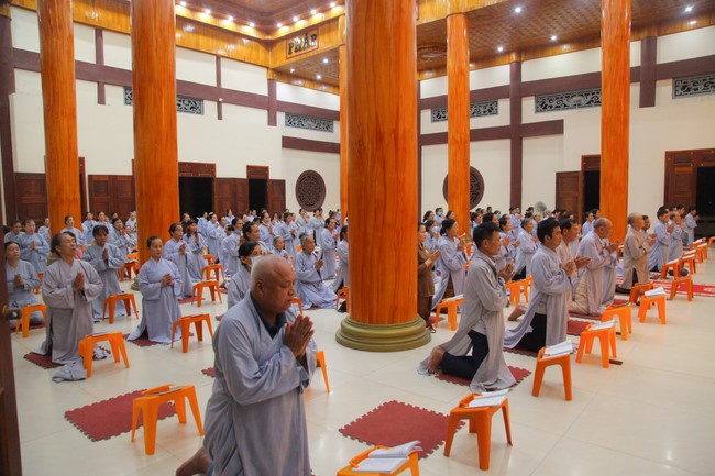 Repentance ceremony at Giai Lam Pagoda