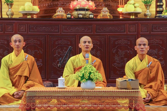 Repentance ceremony at Giai Lam Pagoda