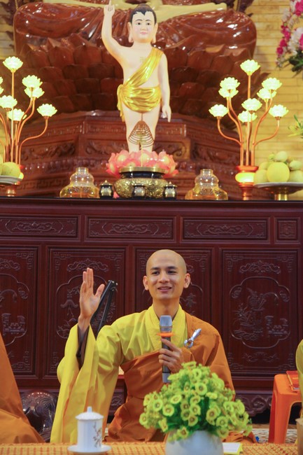 Repentance ceremony at Giai Lam Pagoda