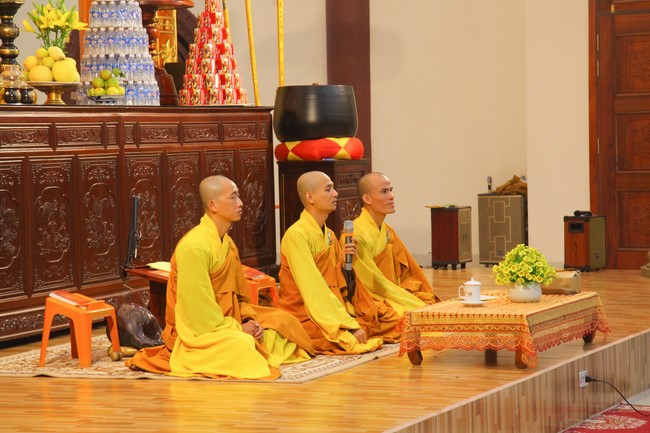 Repentance ceremony at Giai Lam Pagoda