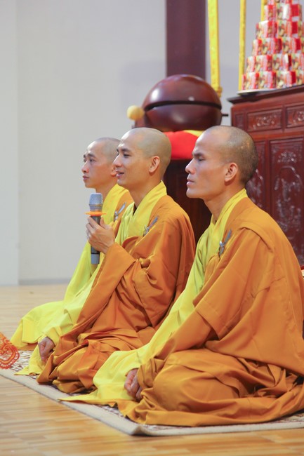 Repentance ceremony at Giai Lam Pagoda