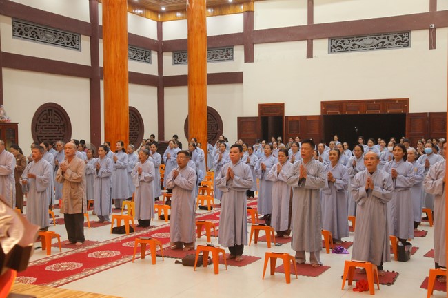 Repentance ceremony at Giai Lam Pagoda