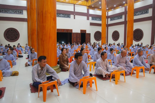 Repentance ceremony at Giai Lam Pagoda