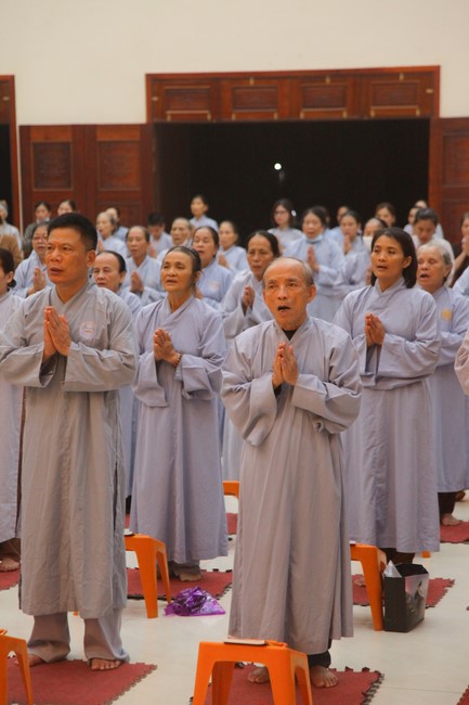 Repentance ceremony at Giai Lam Pagoda