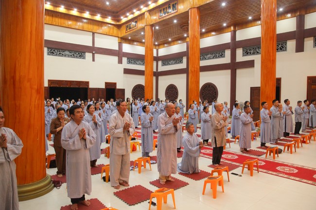 Repentance ceremony at Giai Lam Pagoda