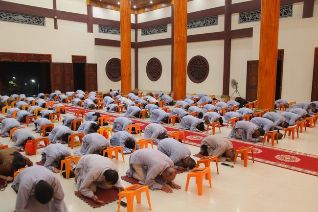 Repentance ceremony at Giai Lam Pagoda