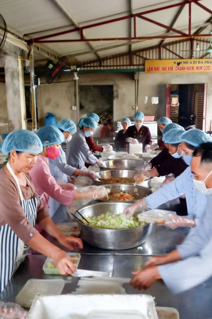 Meaningful Charity at Dong Cao Pagoda in Thanh Hoa