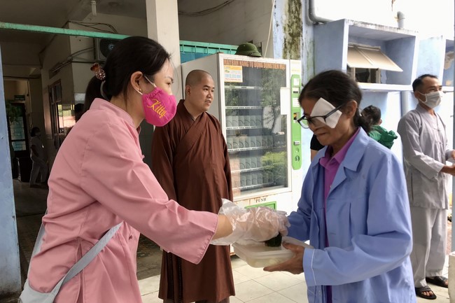 Meaningful Charity at Dong Cao Pagoda in Thanh Hoa