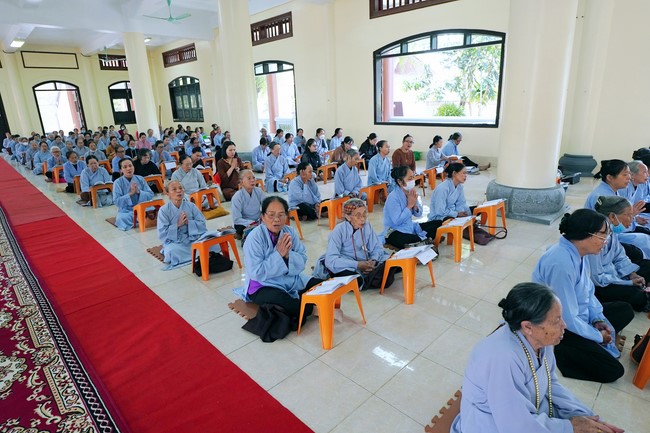 Solemnly organizing the Hoang Phap pagoda Founder 's death anniversary at Tây Khánh Pagoda