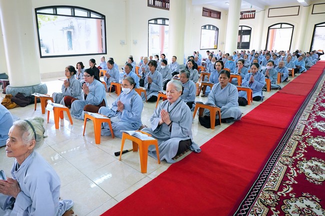 Solemnly organizing the Hoang Phap pagoda Founder 's death anniversary at Tây Khánh Pagoda