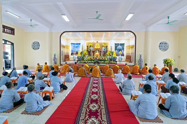 Solemnly organizing the Hoang Phap pagoda Founder 's death anniversary at Tây Khánh Pagoda