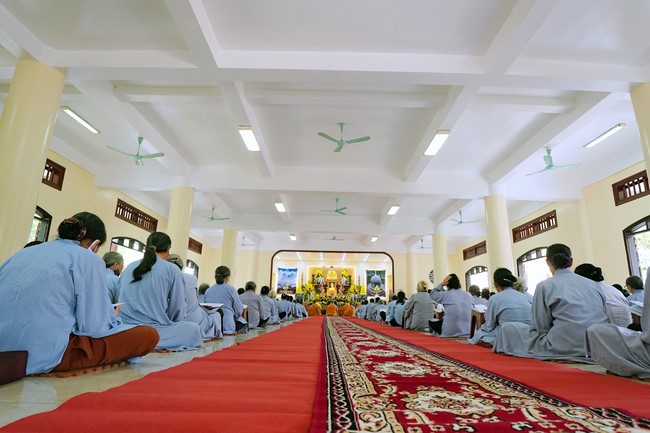 Solemnly organizing the Hoang Phap pagoda Founder 's death anniversary at Tây Khánh Pagoda