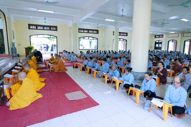 Solemnly organizing the Hoang Phap pagoda Founder 's death anniversary at Tây Khánh Pagoda