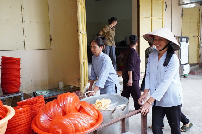 Solemnly organizing the Hoang Phap pagoda Founder 's death anniversary at Tây Khánh Pagoda