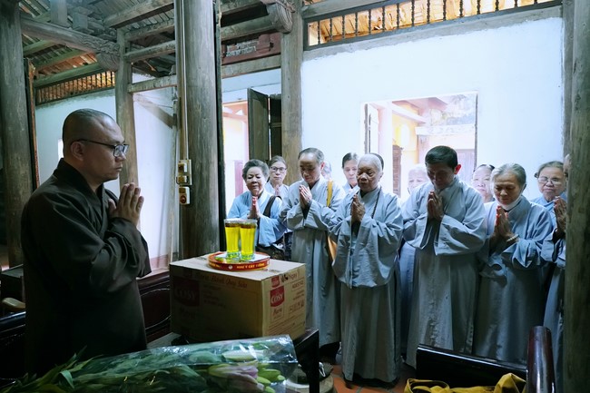 Solemnly organizing the Hoang Phap pagoda Founder 's death anniversary at Tây Khánh Pagoda
