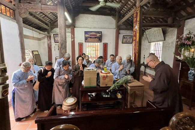 Solemnly organizing the Hoang Phap pagoda Founder 's death anniversary at Tây Khánh Pagoda