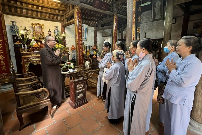 Solemnly organizing the Hoang Phap pagoda Founder 's death anniversary at Tây Khánh Pagoda