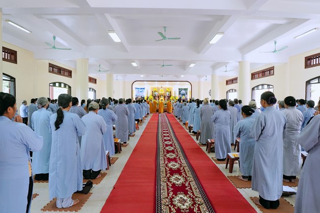 Solemnly organizing the Hoang Phap pagoda Founder 's death anniversary at Tây Khánh Pagoda