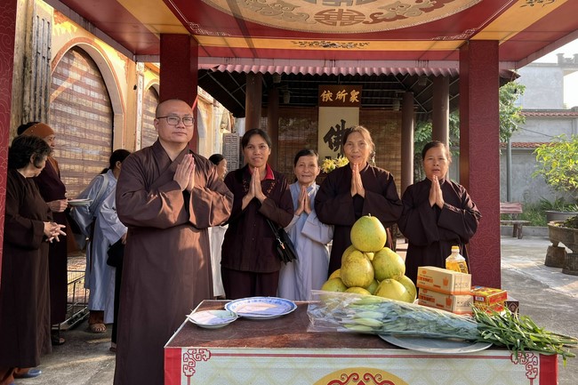 Solemnly organizing the Hoang Phap pagoda Founder 's death anniversary at Tây Khánh Pagoda