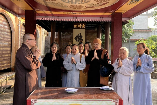 Solemnly organizing the Hoang Phap pagoda Founder 's death anniversary at Tây Khánh Pagoda