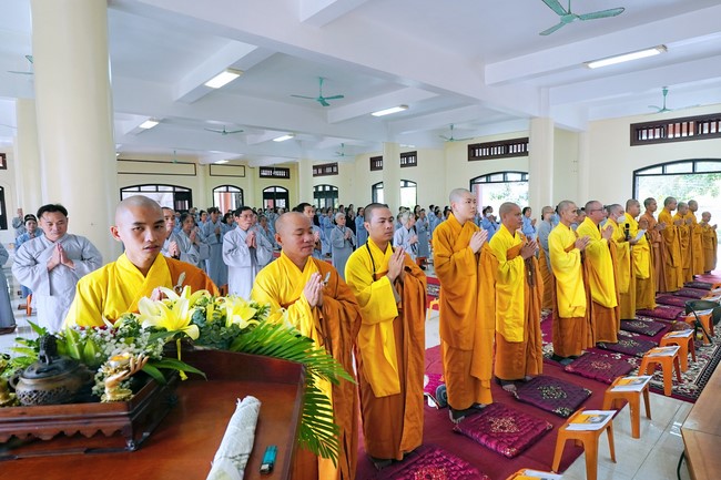 Solemnly organizing the Hoang Phap pagoda Founder 's death anniversary at Tây Khánh Pagoda