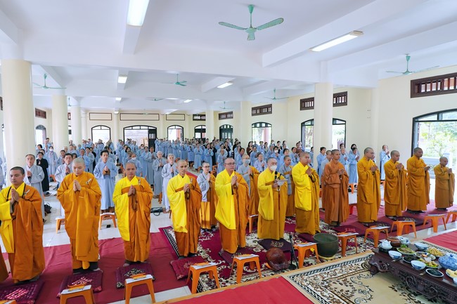 Solemnly organizing the Hoang Phap pagoda Founder 's death anniversary at Tây Khánh Pagoda