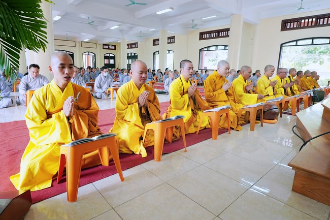 Solemnly organizing the Hoang Phap pagoda Founder 's death anniversary at Tây Khánh Pagoda