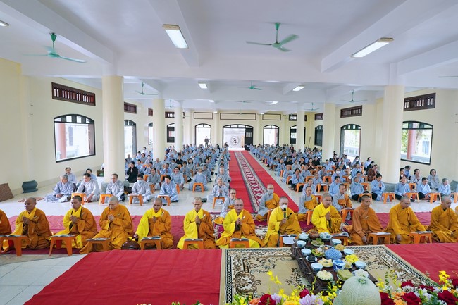 Solemnly organizing the Hoang Phap pagoda Founder 's death anniversary at Tây Khánh Pagoda