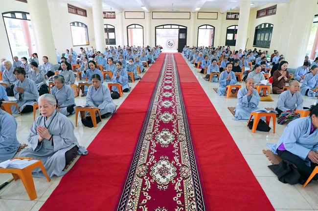 Solemnly organizing the Hoang Phap pagoda Founder 's death anniversary at Tây Khánh Pagoda