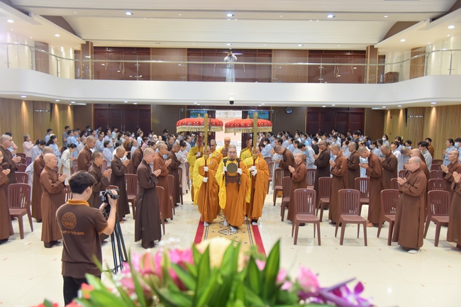 Thượng toạ Thích Nhật Từ chia sẻ pháp thoại đến chư Tăng và Phật tử chùa Hoằng Pháp