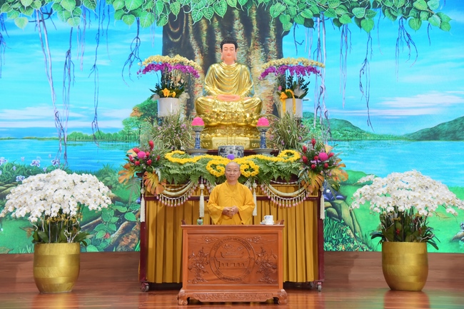 Thượng toạ Thích Nhật Từ chia sẻ pháp thoại đến chư Tăng và Phật tử chùa Hoằng Pháp