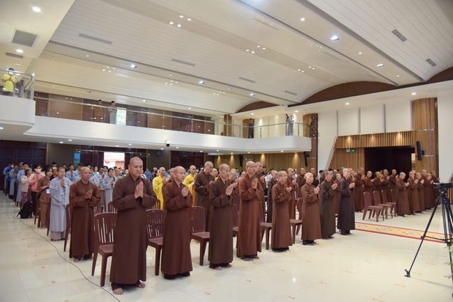 Thượng toạ Thích Nhật Từ chia sẻ pháp thoại đến chư Tăng và Phật tử chùa Hoằng Pháp