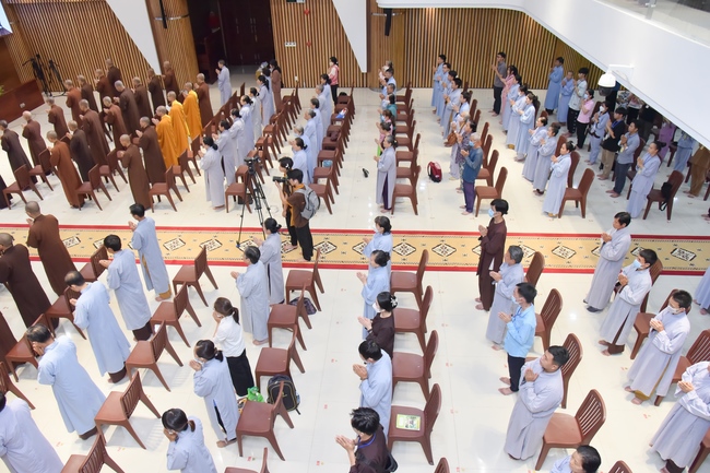 Thượng toạ Thích Nhật Từ chia sẻ pháp thoại đến chư Tăng và Phật tử chùa Hoằng Pháp