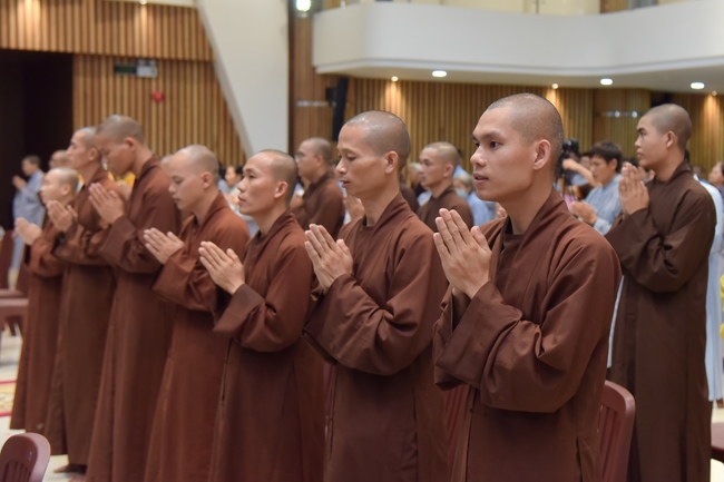 Thượng toạ Thích Nhật Từ chia sẻ pháp thoại đến chư Tăng và Phật tử chùa Hoằng Pháp