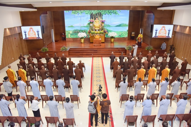 Thượng toạ Thích Nhật Từ chia sẻ pháp thoại đến chư Tăng và Phật tử chùa Hoằng Pháp