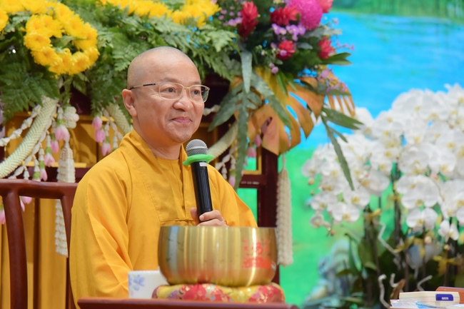 Thượng toạ Thích Nhật Từ chia sẻ pháp thoại đến chư Tăng và Phật tử chùa Hoằng Pháp