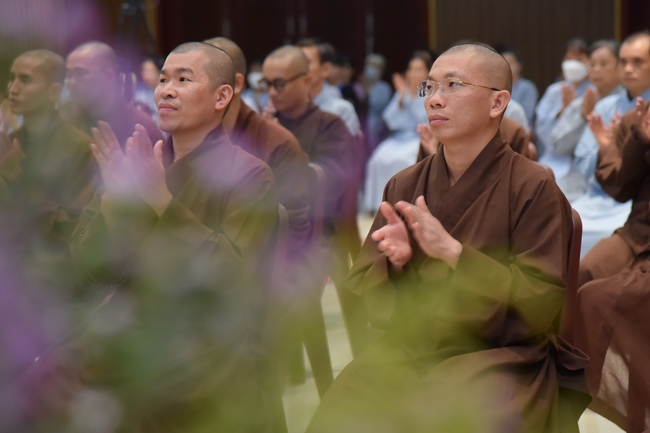 Thượng toạ Thích Nhật Từ chia sẻ pháp thoại đến chư Tăng và Phật tử chùa Hoằng Pháp