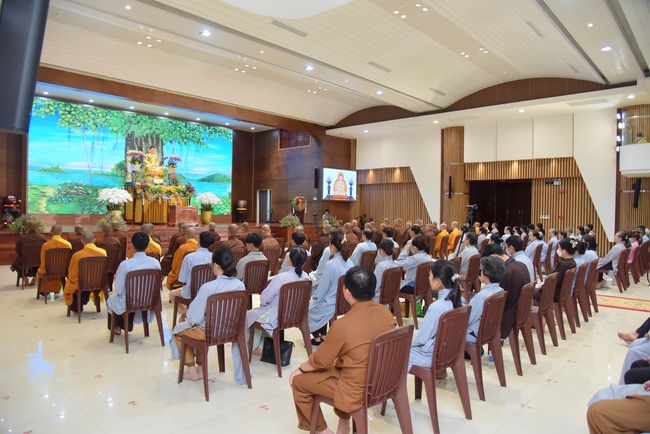 Thượng toạ Thích Nhật Từ chia sẻ pháp thoại đến chư Tăng và Phật tử chùa Hoằng Pháp