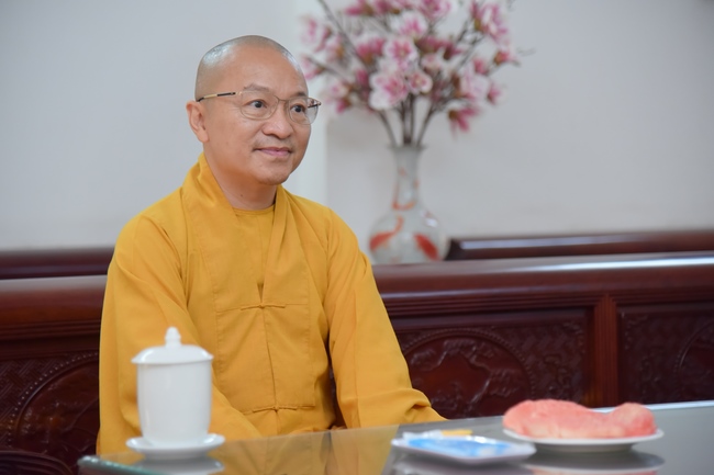 Thượng toạ Thích Nhật Từ chia sẻ pháp thoại đến chư Tăng và Phật tử chùa Hoằng Pháp