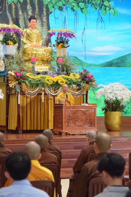 Thượng toạ Thích Nhật Từ chia sẻ pháp thoại đến chư Tăng và Phật tử chùa Hoằng Pháp