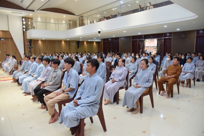 Thượng toạ Thích Nhật Từ chia sẻ pháp thoại đến chư Tăng và Phật tử chùa Hoằng Pháp